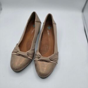 Baretraps Hersay Women’s Taupe Wedge Slip Ons Sz 7M